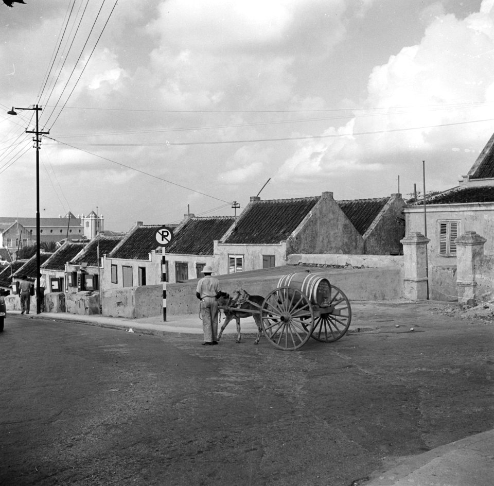 Een ezelskar met waterton op Berg Altena in Willemstad op Curaçao, Bestanddeelnr 252-7148
