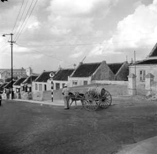 Een ezelskar met waterton op Berg Altena in Willemstad op Curaçao, Bestanddeelnr 252-7148