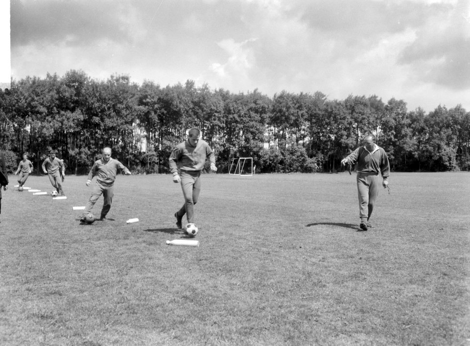 DWS in training, in het bosplan, v.l.n.r. Wilbret, Burgers, Vonhoff en Israel, Bestanddeelnr 918-0322