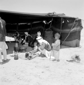 Een familie bedoeïenen in hun tent, Bestanddeelnr 255-4980