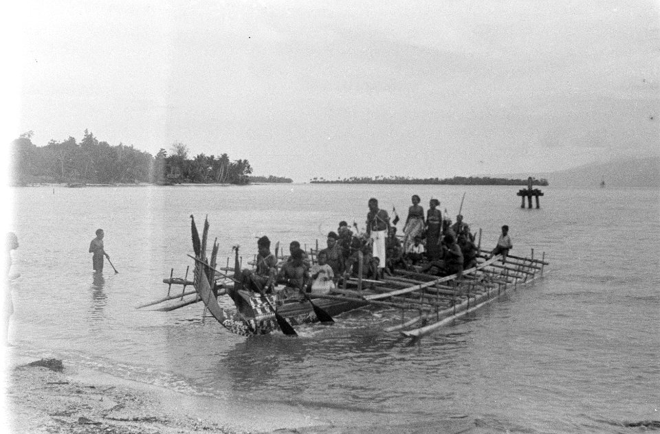 Een grote prauw arriveert bij een strand, Bestanddeelnr 1122