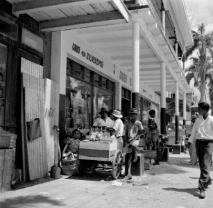 Een Goud- en zilverwinkel in de Maagdenstraat in Paramaribo. Ervoor een man met , Bestanddeelnr 252-4923