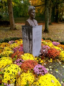 Edith Cavell bust by Nathalie Lambert