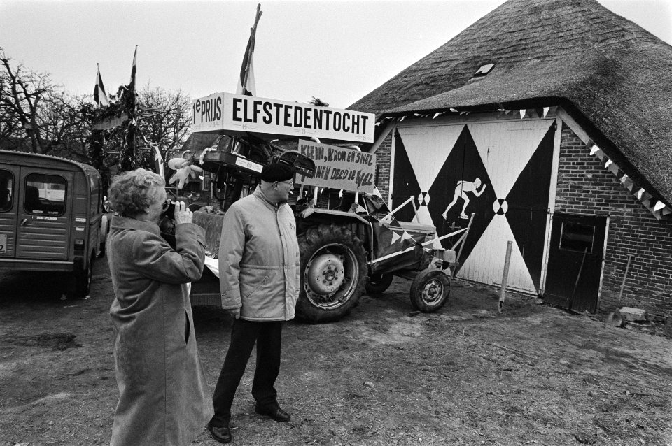 Drukte bij boerderij Elstedenwinnaar Evert van Benthem een echtpaar uit Almelo , Bestanddeelnr 933-2447