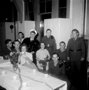 Een groepje in de kantine, Bestanddeelnr 902-9587
