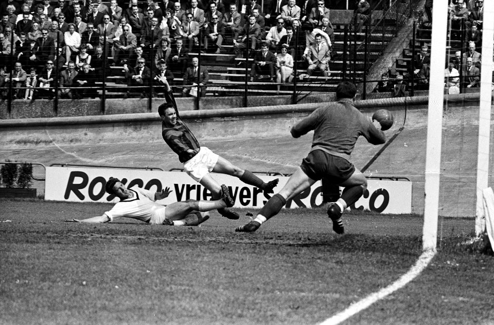 DWS tegen DHC 2-1 Speelmoment DHC-doel Van links naar rechts Van der Velde (DH, Bestanddeelnr 915-1979