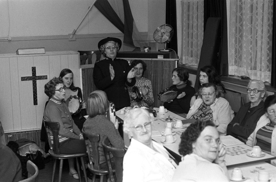 Een heilssoldate met een aantal bezoekers, Bestanddeelnr 926-8241
