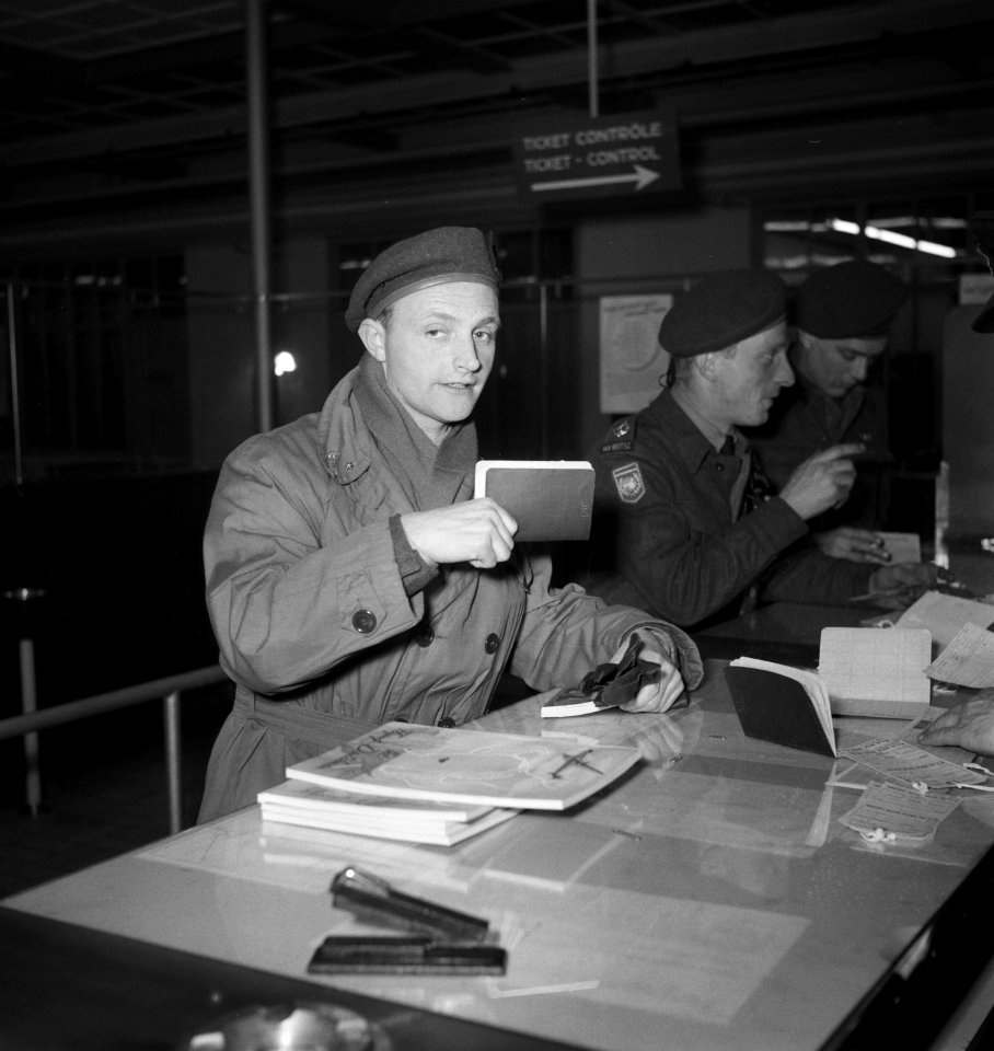 Ds. P.H. Meerburg met Korea-vrijwilligers van Schiphol naar Korea, Bestanddeelnr 904-4645