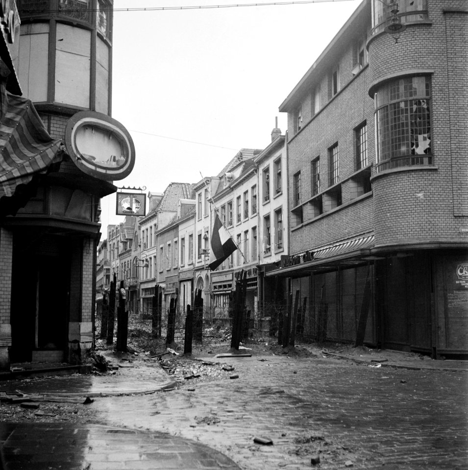 Duitse tankversperringen in de binnenstad van Roermond (Steenweghoek Bergstraat, Bestanddeelnr 900-2242