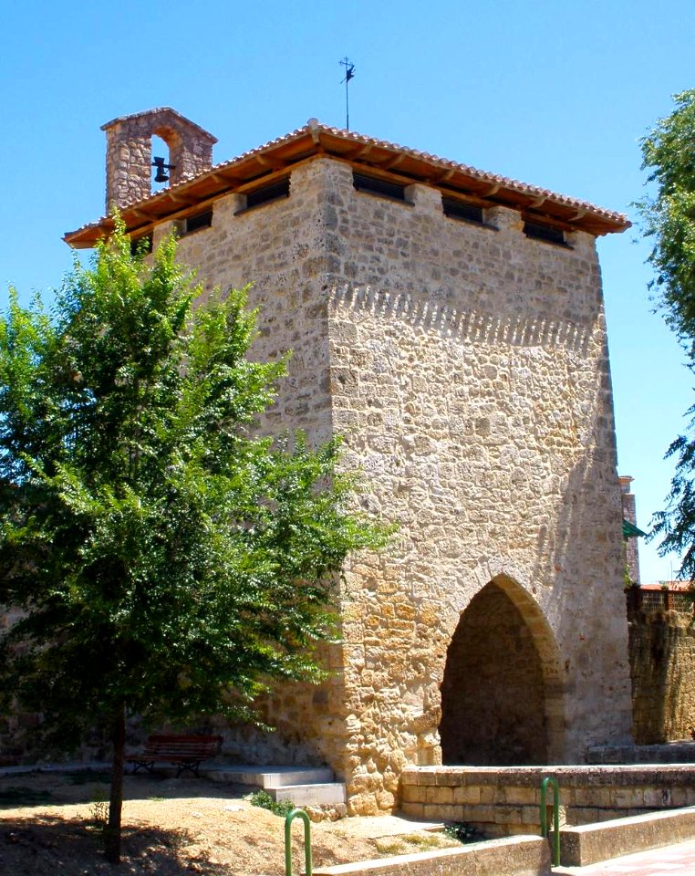 Dueñas - Puerta de la Muralla y Ermita de los Remedios 3