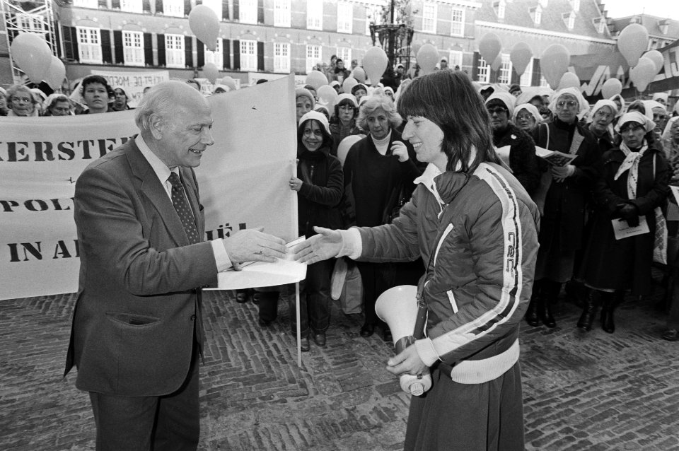 Duizend vrouwen die zich solidair voelen met Argentijnse dwaze moeders hebben , Bestanddeelnr 931-2170