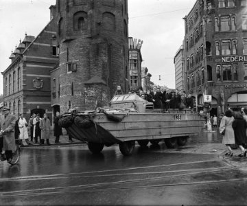 DUKW militair amfibisch voertuig in Amsterdam, Bestanddeelnr 900-9210