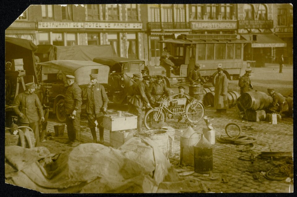 Duitse militairen doende met motorvoertuigen op de Markt te Brugge, Bestanddeelnr 158-1387