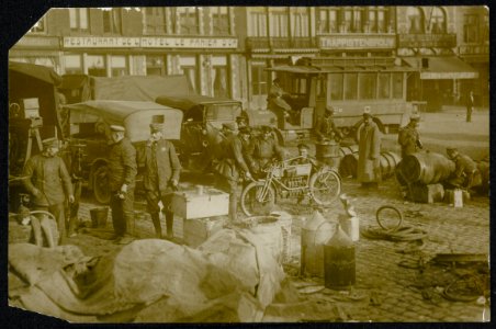Duitse militairen doende met motorvoertuigen op de Markt te Brugge, Bestanddeelnr 158-1387