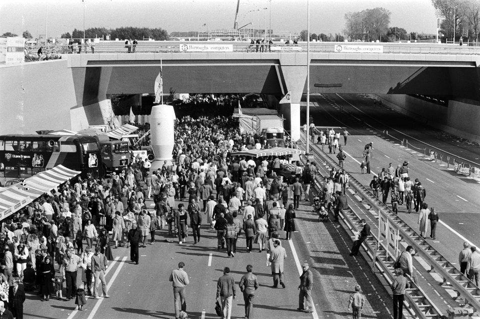 Duizenden wandelaars onder het aquaduct, Bestanddeelnr 931-7216