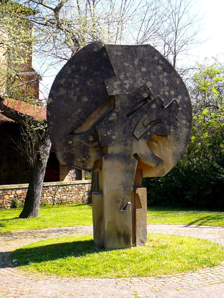 Durango - Parque de Tabira, Escultura 'Hirugarren Hilarria', de Néstor Basterretxea 1