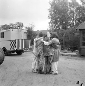 Drama om beeld in Zaandam van beeldhouwer Slavomir Miletic Beeldhouwer en vriend, Bestanddeelnr 915-2698