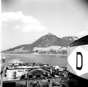 Drachenfels met ruïne Burg Drachenfels, gezien vanaf de Damco 9, Bestanddeelnr 254-1054