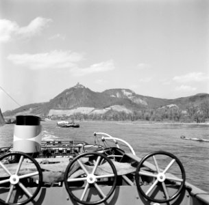 Drachenfels met ruïne Burg Drachenfels gezien over de strangenremmen op de Damc…, Bestanddeelnr 254-1057