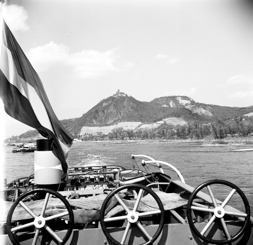 Drachenfels met ruïne Burg Drachenfels gezien over de vlag en strangenremmen va…, Bestanddeelnr 254-1053