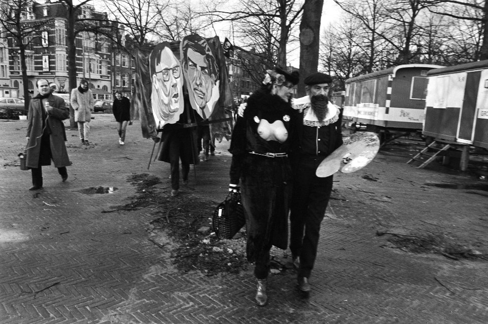 Draak, voorafgegaan door Veldhoen als Frans Hals verkleed, Bestanddeelnr 932-4421