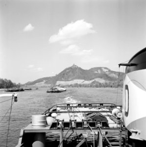 Drachenfels met ruïne Burg Drachenfels, gezien vanaf de Damco 9, Bestanddeelnr 254-1056