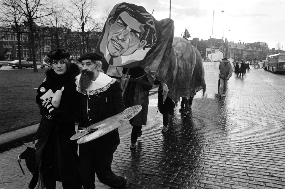 Draak, voorafgegaan door Veldhoen als Frans Hals verkleed, Bestanddeelnr 932-4420