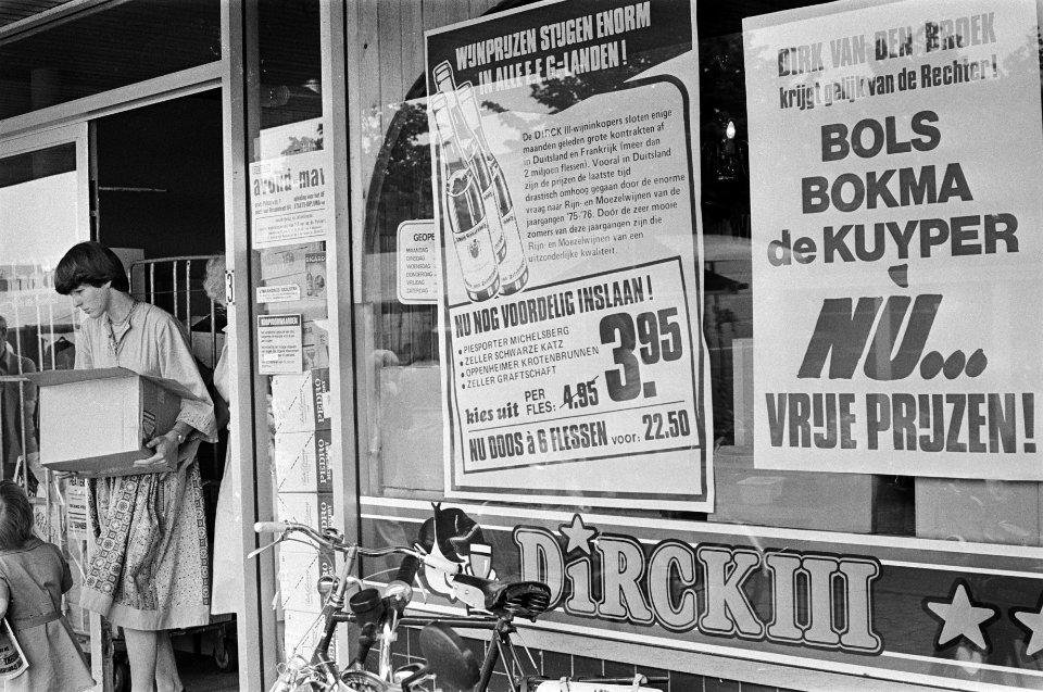 Drankenpaleis Dirk van de Broek in Amsterdam affiches goedkope drank, Bestanddeelnr 929-2300