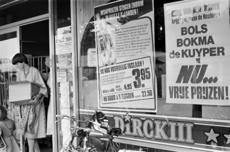 Drankenpaleis Dirk van de Broek in Amsterdam affiches goedkope drank, Bestanddeelnr 929-2300