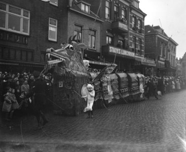 Draak in carvavalsoptocht Bergen op Zoom, Bestanddeelnr 902-5804