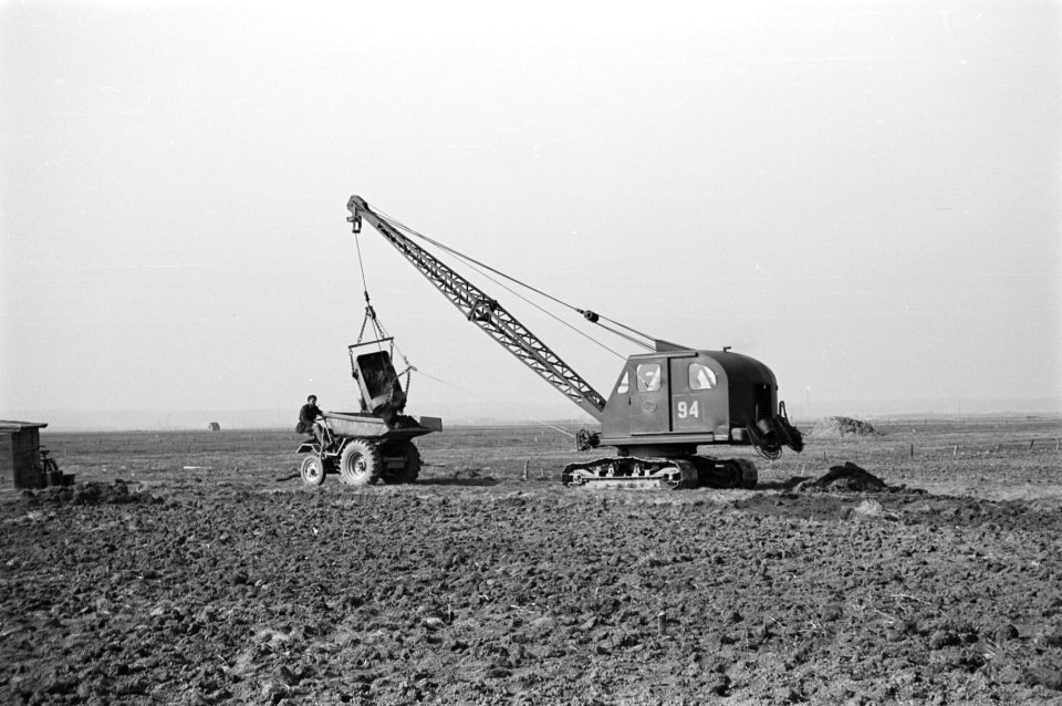 Draglines, arbeiders, dumpers, laden, Duivense Broek, Bestanddeelnr 170-0059