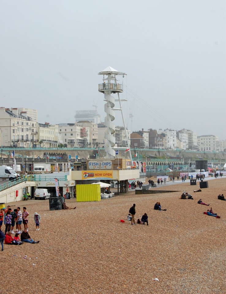 Eastward view along Brighton Beach towards Zip Wire (April 2018) (2)