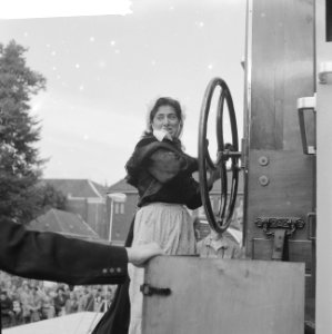 Draaiorgelconcours in Den Bosch . Boerin achter orgel, Bestanddeelnr 912-8477