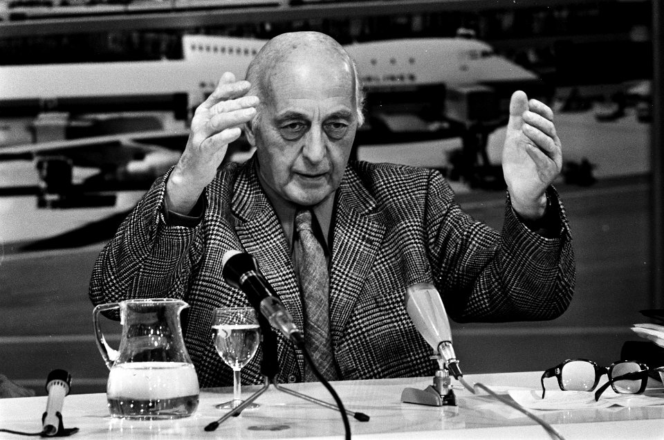 Dr S Mansholt terug uit Chili op Schiphol Sicco Mansholt tijdens persconferen, Bestanddeelnr 927-8196