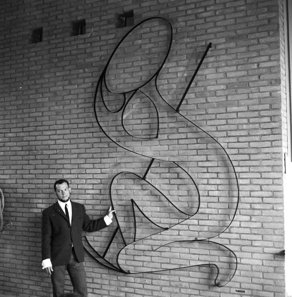 Draadfiguur onthuld op ETS Ouderkerkerdijk , Bert Keijz bij zijn ontwerp, Bestanddeelnr 918-1459