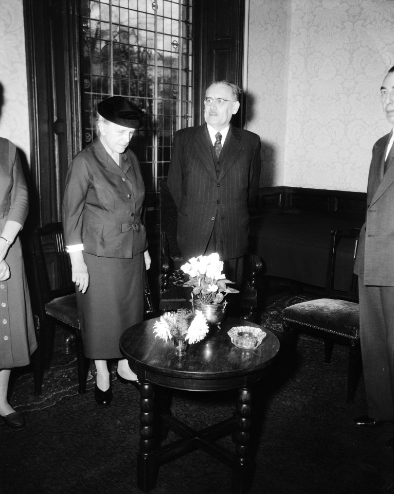 Dr W Drees 12,5 jaar minister-president Met echtgenote tijdens huldiging, Bestanddeelnr 909-2072