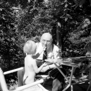Dr Richter spelend met meisje in de tuin van de woning van Bachmann, Bestanddeelnr 254-4629