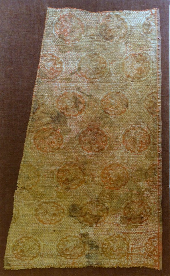 Dragon roundels against hexagon ground, Western China, 13th-14th century AD, lampas, silk, gold threads - Ethnological Museum, Berlin - DSC01995