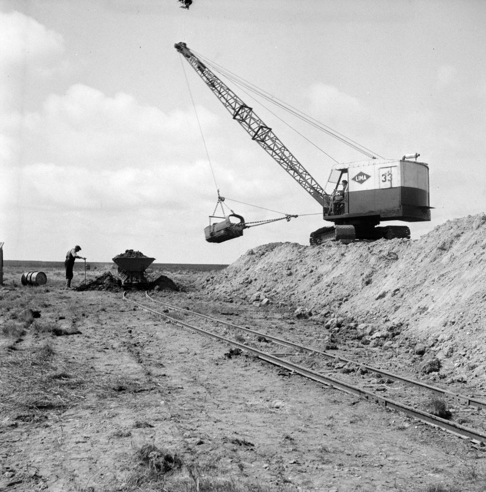 Draglines, arbeiders, kipkarren, werkzaamheden, Bestanddeelnr 251-3237