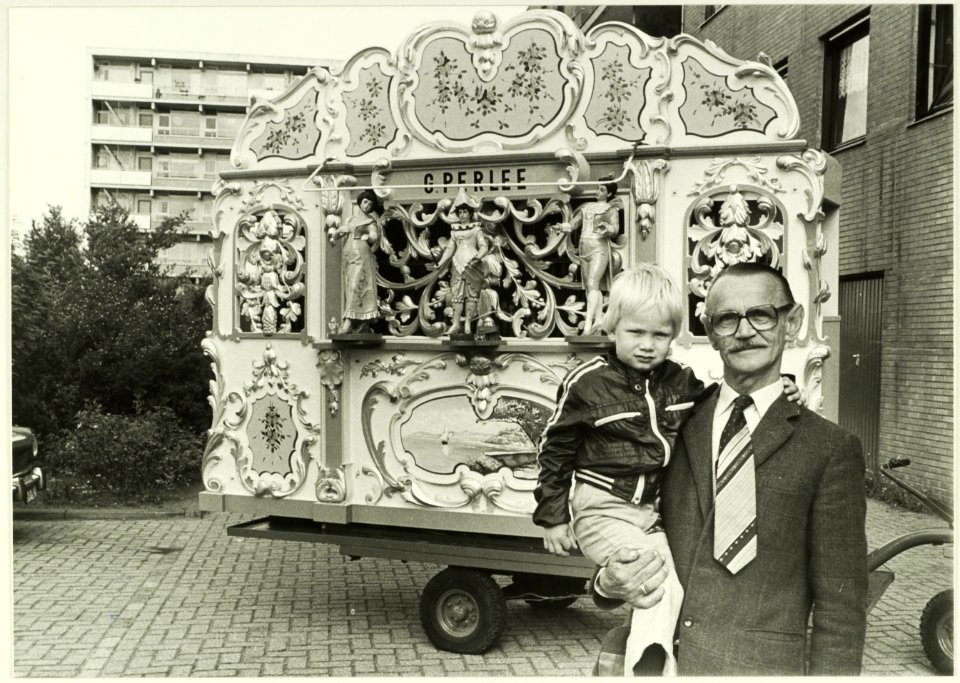 Draaiorgel van Jan Hofman, op de foto met Ernst Vuik. NL-HlmNHA 5400468039