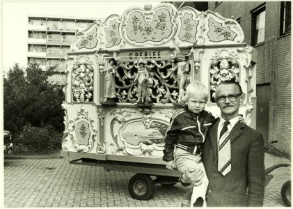 Draaiorgel van Jan Hofman, op de foto met Ernst Vuik. NL-HlmNHA 5400468039