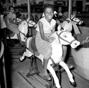 Draaimolen op de kermis in Paramaribo, Bestanddeelnr 252-5281