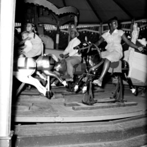 Draaimolen op de kermis in Paramaribo, Bestanddeelnr 252-5289