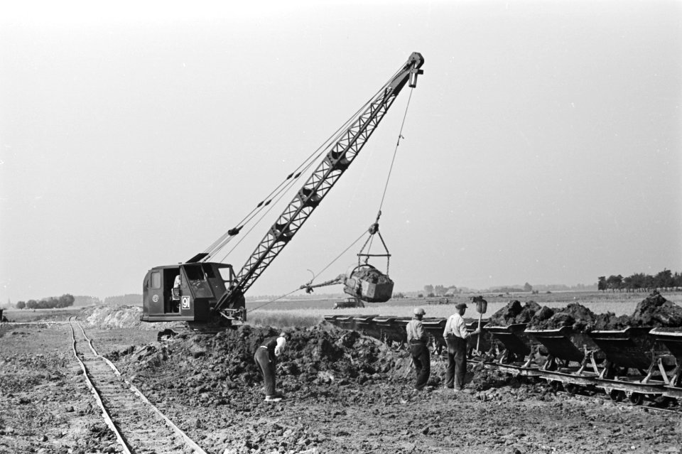 Draglines, arbeiders, kipkarren, werkzaamheden, Duivense Broek, Bestanddeelnr 170-0006