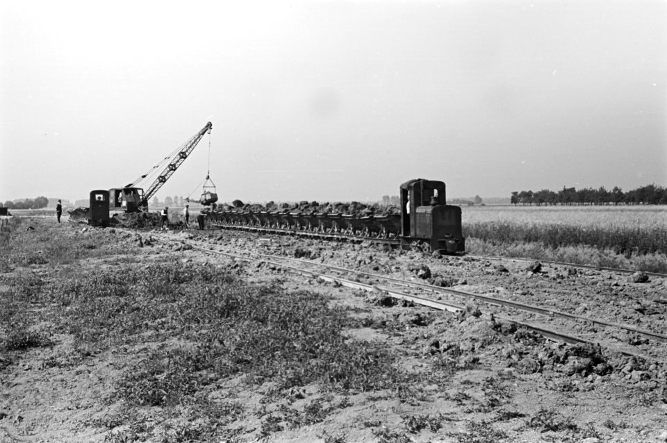 Draglines, arbeiders, kipkarren, werkzaamheden, Duivense Broek, Bestanddeelnr 170-0009