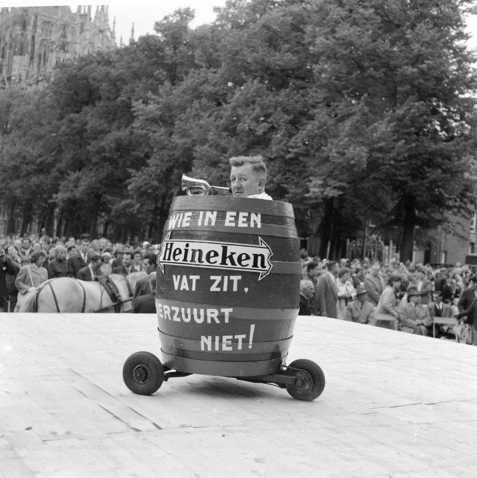 Draaiorgelconcours in Den Bosch . Man in ton van Heineken, Bestanddeelnr 912-8481