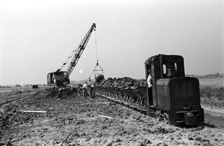 Draglines, arbeiders, kipkarren, werkzaamheden, Duivense Broek, Bestanddeelnr 170-0005