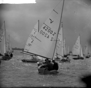 Europees Kampioenschap Vaurienklasse op de Alkmaarder Plassen . Op voorgrond de , Bestanddeelnr 915-3607