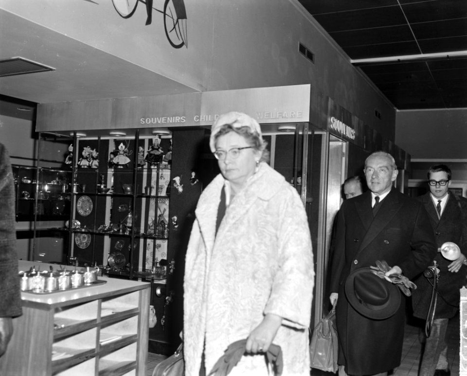Dr Van Roijen weer naar Amerika vertrokken, hier met echtgenote naar het vliegt, Bestanddeelnr 914-9155