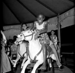 Draaimolen op de kermis in Paramaribo, Bestanddeelnr 252-5288